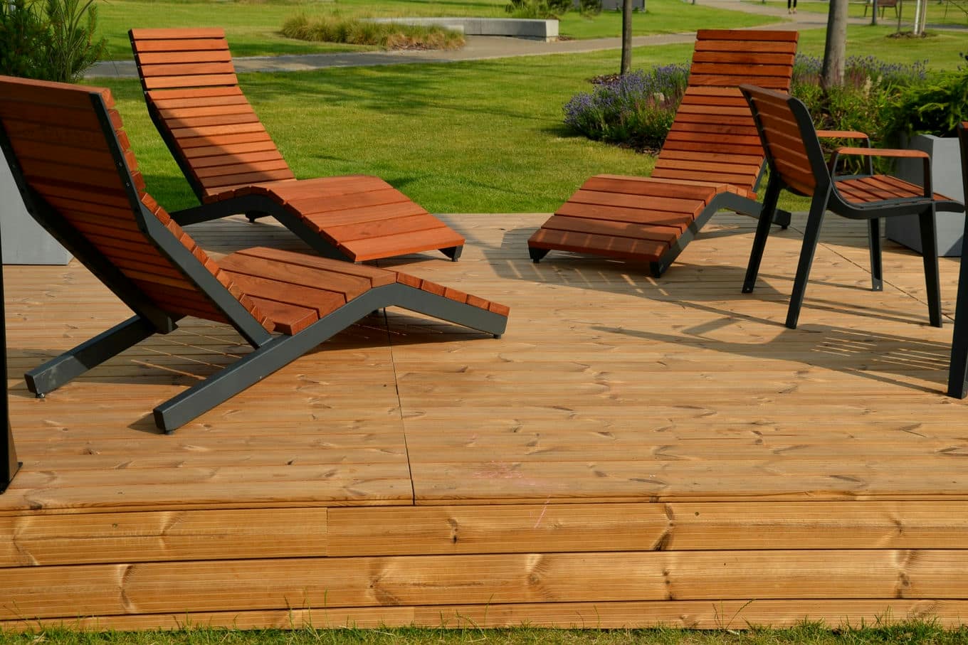leżaki na tarasie