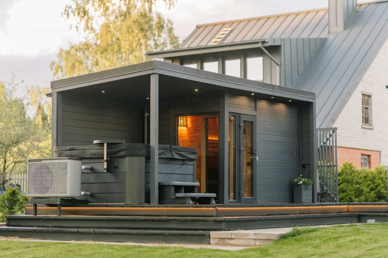 sauna ogrodowa z jacuzzi